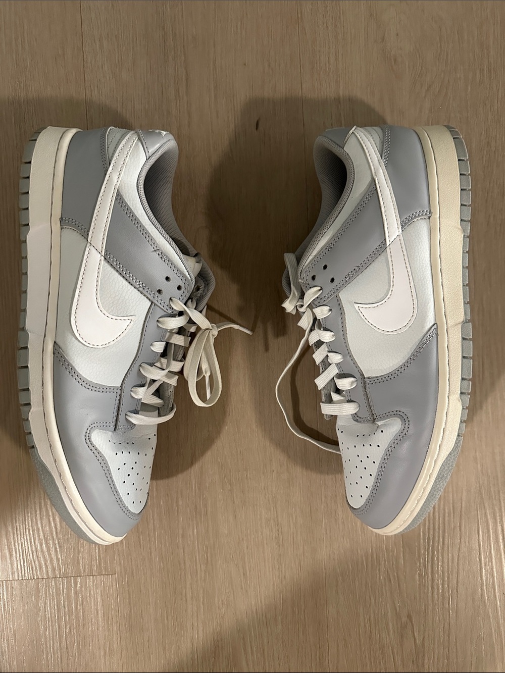 Nike Men's Low-Top Sneakers in Light Gray and White